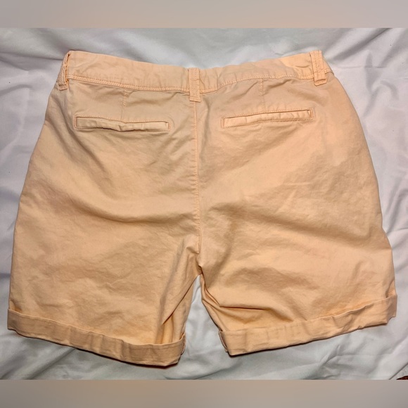 Women’s Old Navy Chino Shorts - Picture 2 of 4